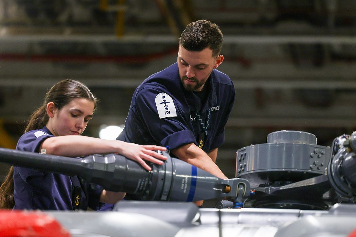 AIR ENGINEERING TRAINEES GAINING VALUABLE EXPERIENCE ON BOARD HMS QUEEN ELIZABETH 4 FLEET 20241115 ZG0007 005