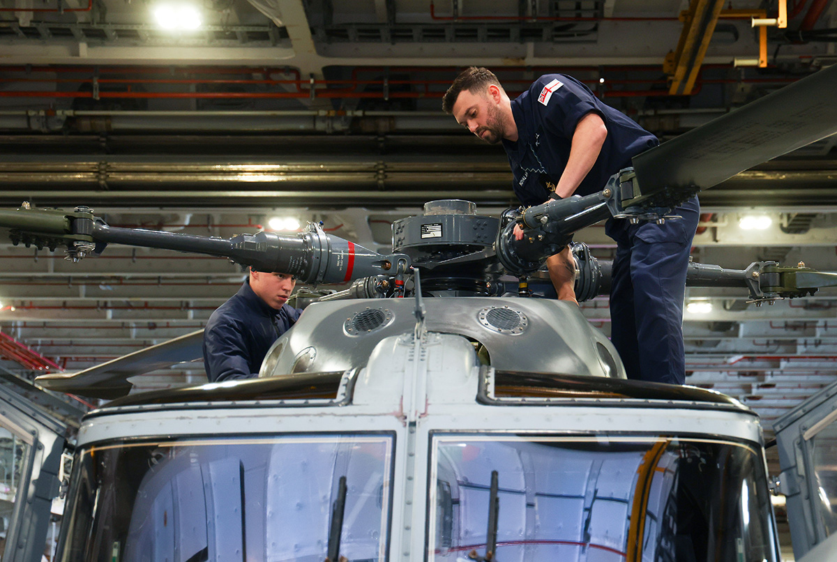 AIR ENGINEERING TRAINEES GAINING VALUABLE EXPERIENCE ON BOARD HMS QUEEN ELIZABETH 5 FLEET 20241115 ZG0007 006